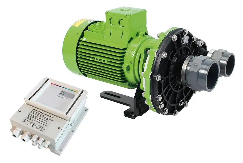 Grünbeck Pumpe mit grünem Motor und schwarzem Pumpengehäuse, neben einem Steuergerät in heller Box mit mehreren Anschlüssen.